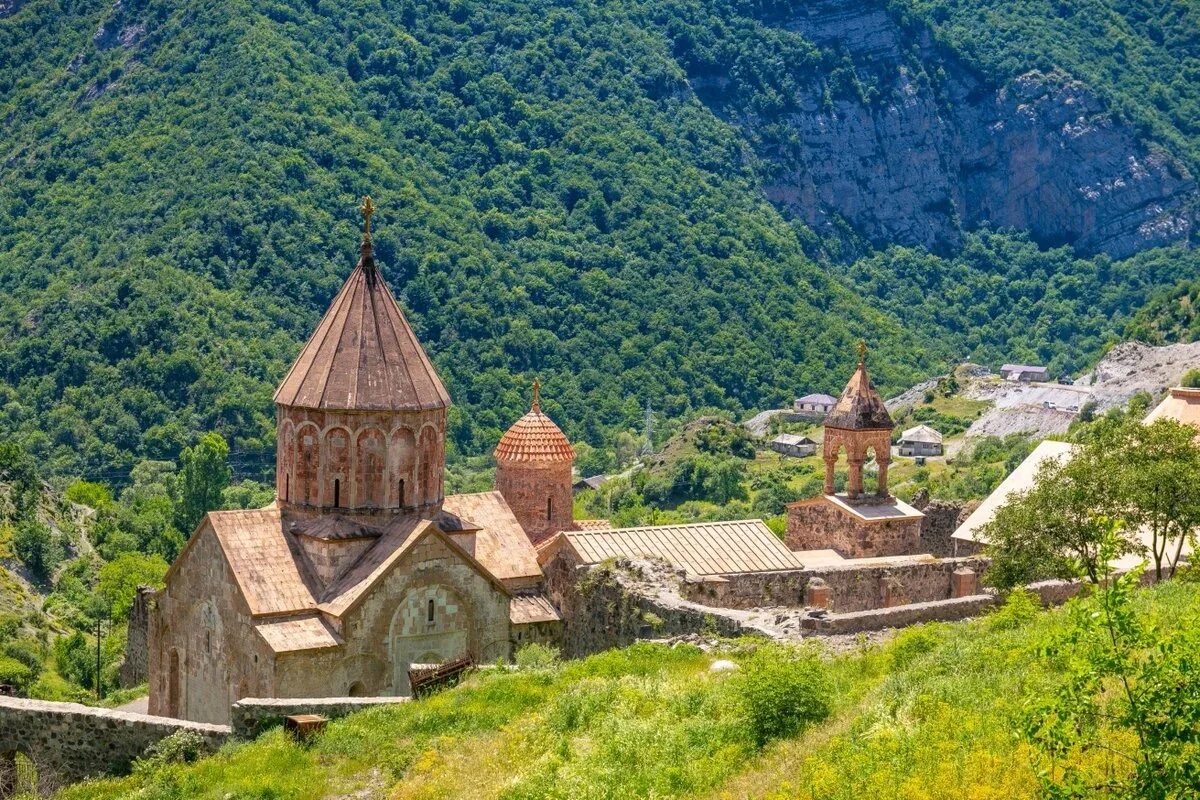Арцах видео. Монастырь Дадиванк Нагорный Карабах. Дадиванк монастырь Армения. Монастырь Дадиванк в Карабахе. Дади Ванк Нагорный Карабах.