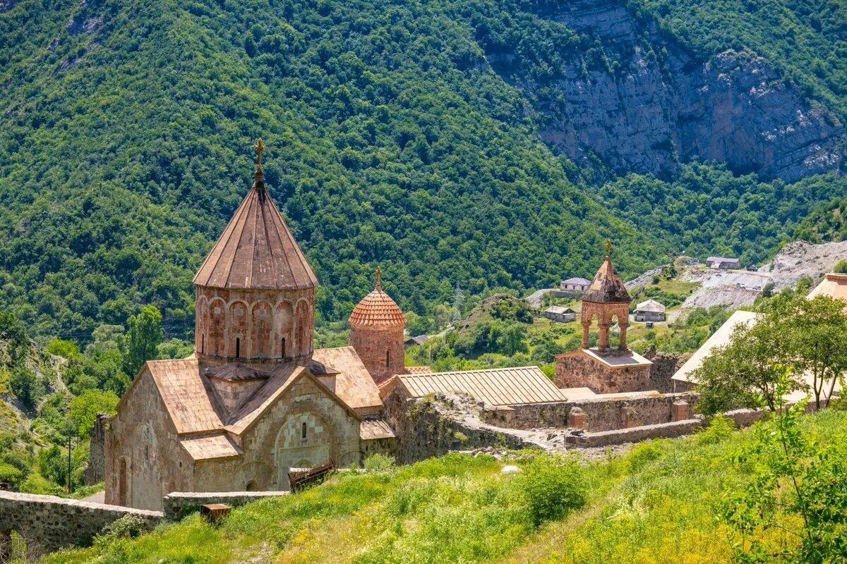 Карабах кв км. Горы азербайджана карабах. Карабах. Дадиванк монастырь армения. Монастырь татев.