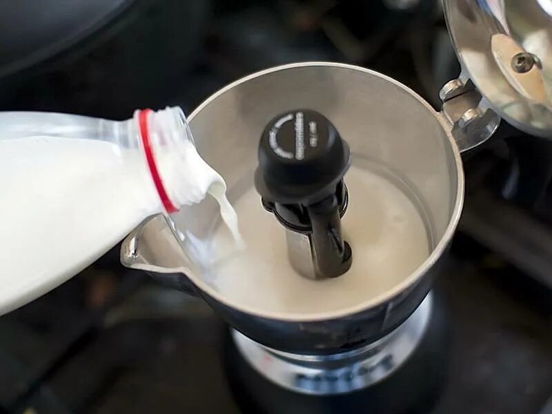 Кофеварка гейзерная Pedrini 1942. Гейзерная кофеварка Цептер. Гейзерная кофеварка с молоком. Гейзер для кофе.