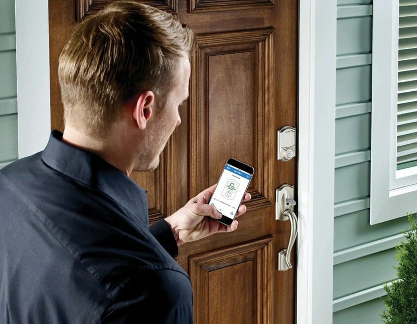 Call the door. Отпирать дверь. opened door with man. открыть man.