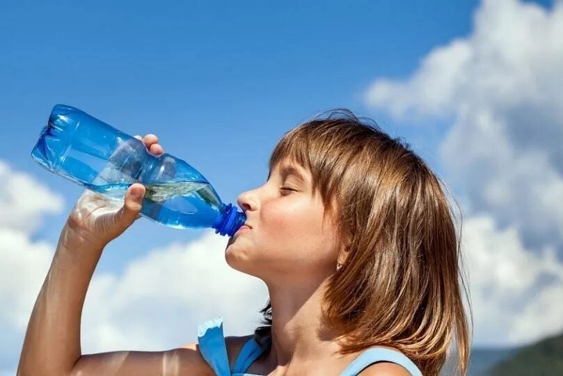 Питье летом. Девочка пьет воду. Ребенок пьет воду. Минеральные воды люди. Попей минеральную воду