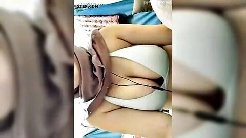 Hotwife musulmane échangiste en hijab avec un petit corps écartant les jamb...