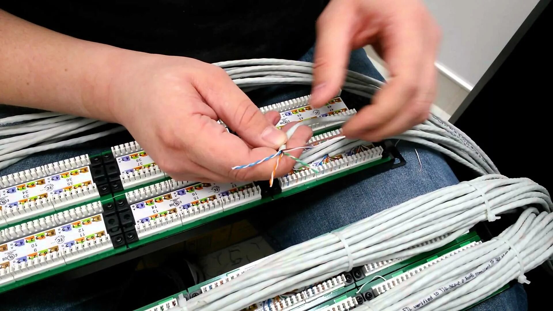 Подключение патч. Патч панель rj45. расшивка ютп патч панелей. розетка rj45 в патч панель. кроссировка скс.