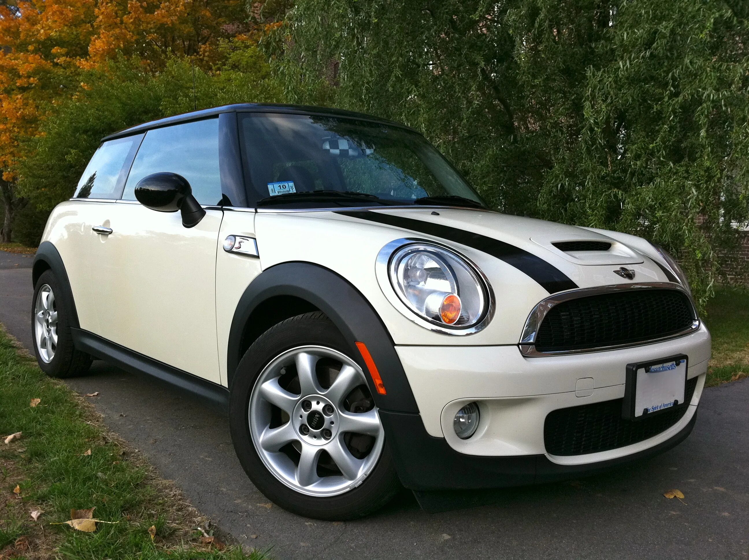 Mini white. Крайслер мини Купер. Mini Cooper s 2007. Mini Cooper s белый. Mini Cooper f55 Pepper White.