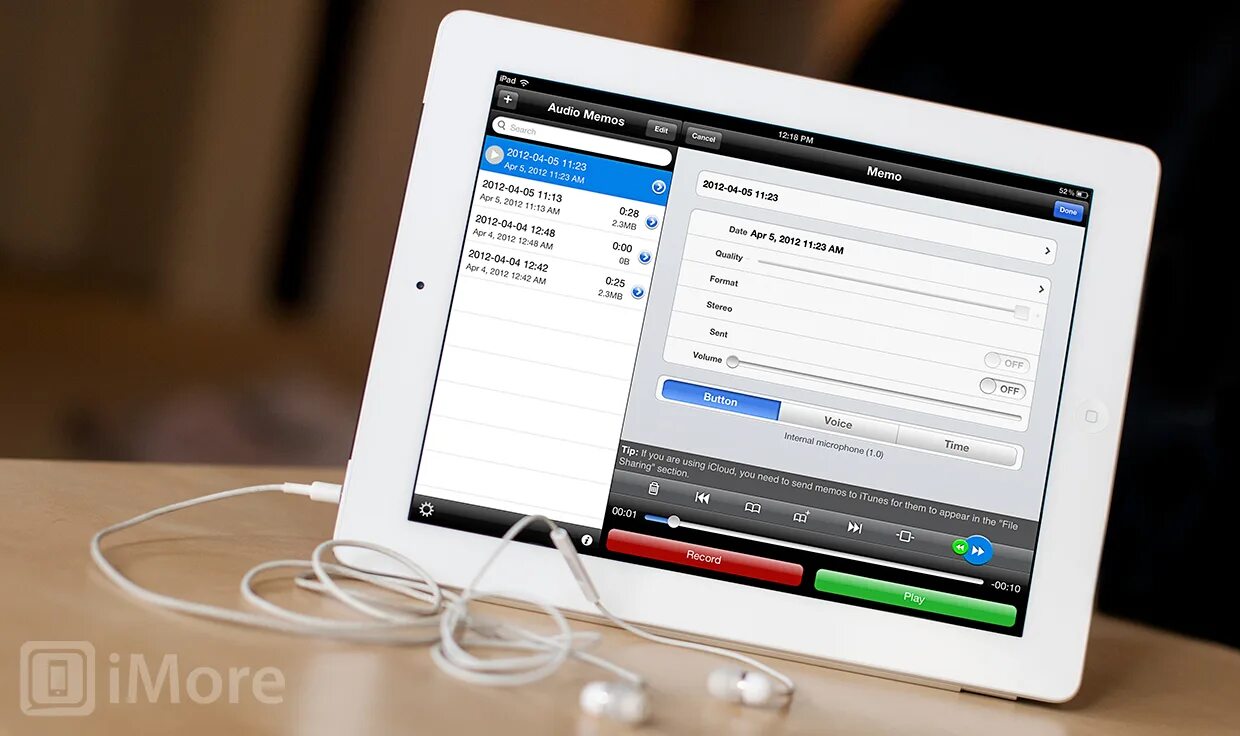IPAD Recorder Audio. Apps for recording PC. Smartphone using Voice Command Recorder and holding book.