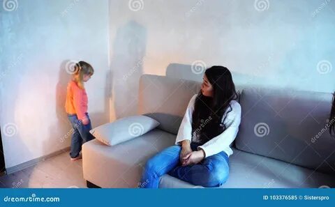 Дочка стоит в углу