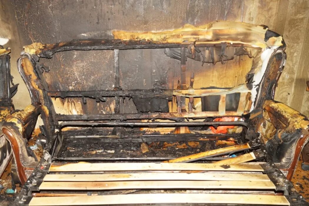 Гибнут в результате. В результате пожар в Краснотурьинск. Сгоревшая кровать фото 720.