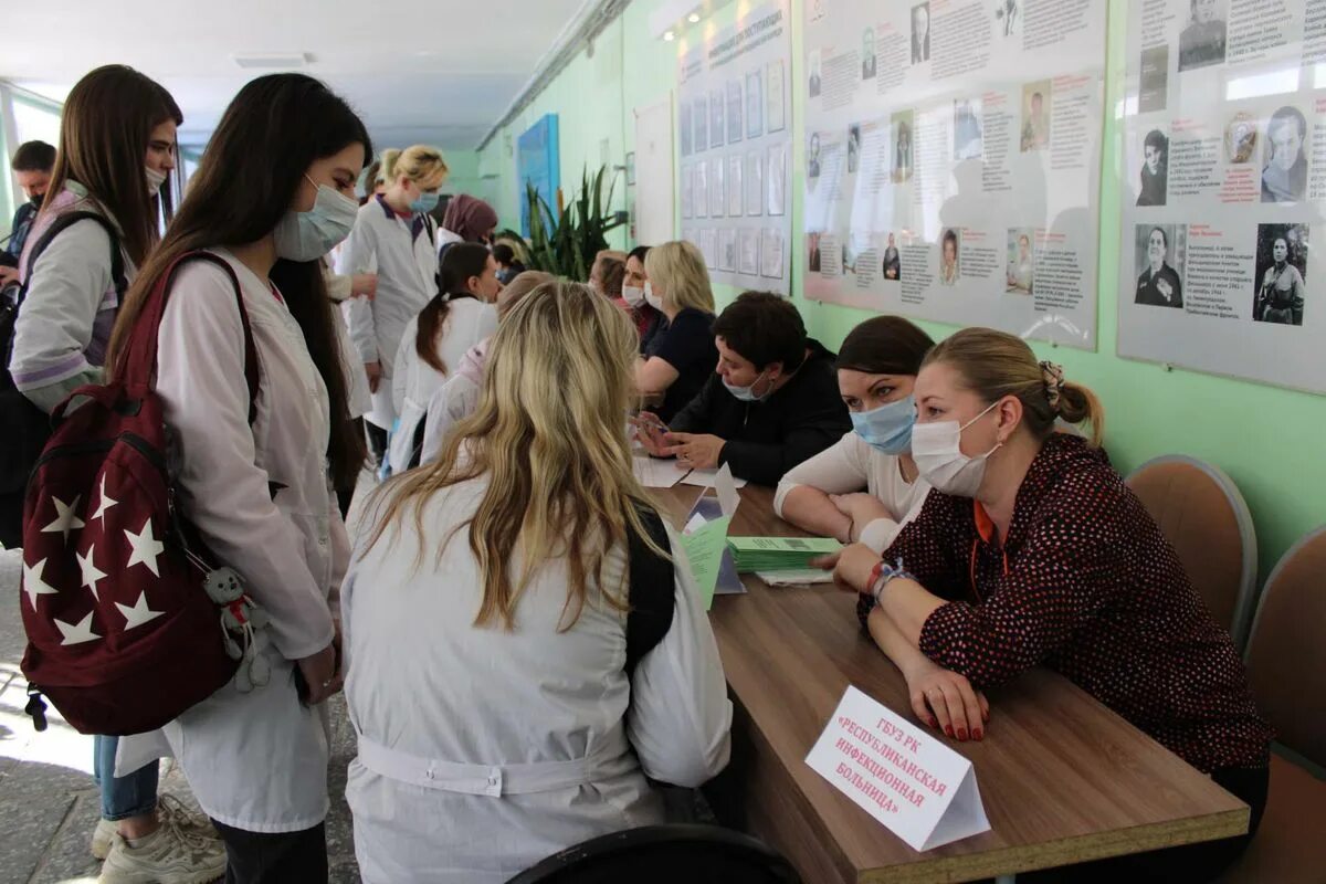 Петрозаводск медицинский колледж сайт. Петрозаводский базовый медицинский колледж. День открытых дверей медицинский колледж Петрозаводск. Фотосессия медколледж.