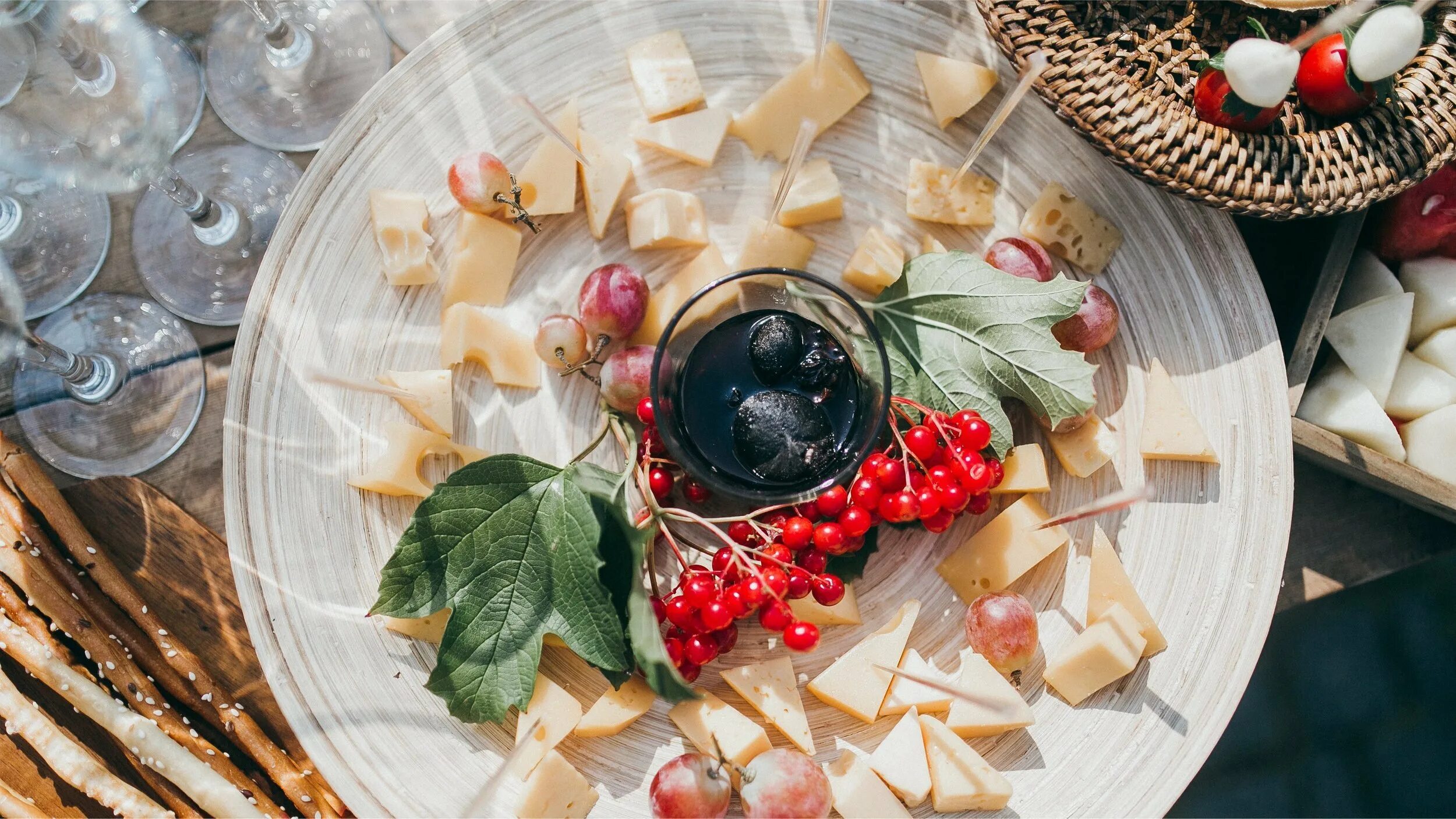 Закуска к вину что купить. Сырная тарелка. Закуски к вину. Сырно Фруктовая тарелка. Сервировка стола закуски.