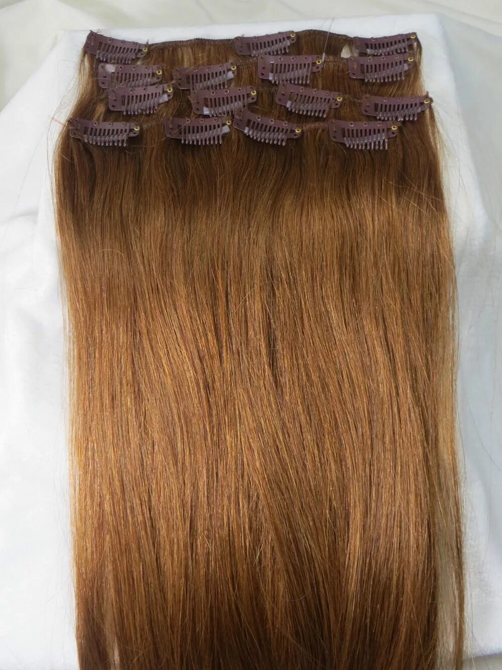 трессы из натуральных волос изнутри. чёрный парик длинные волосы. голова манекен с длинными волосами. нарощенные искусственные волосы. парики натуральные волосы.