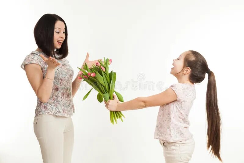 Включи мамочку длинную. Ребенок дарит цветы маме. Девочка дарит маме цветы. Девушка дарит цветы маме. Дочь дарит цветы матери.