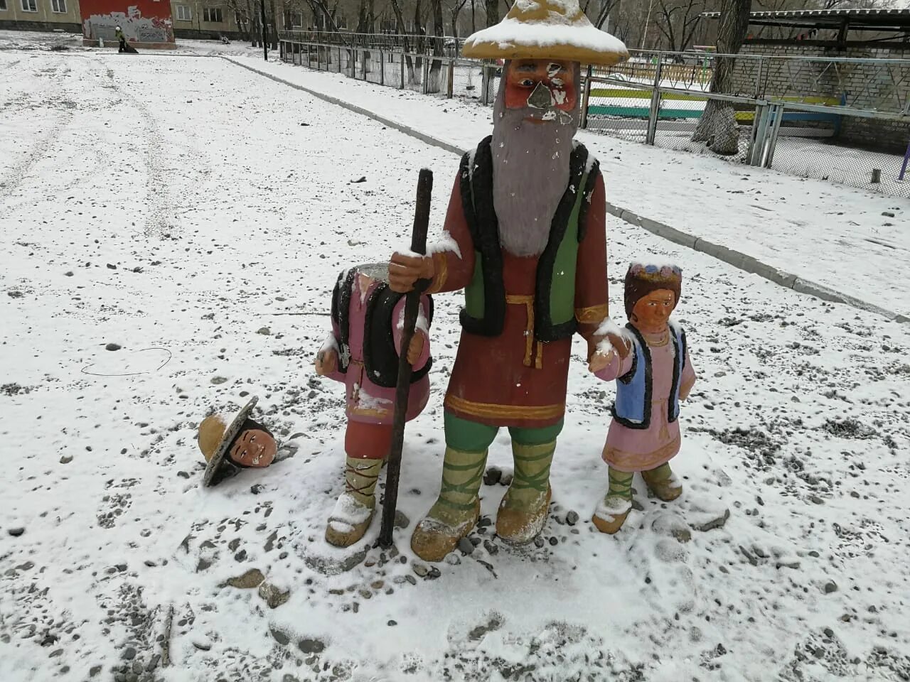 Сад хулиган. Городская скульптура. Детский вандализм. Детский вандализм фото. Дети хулиганы смешные.