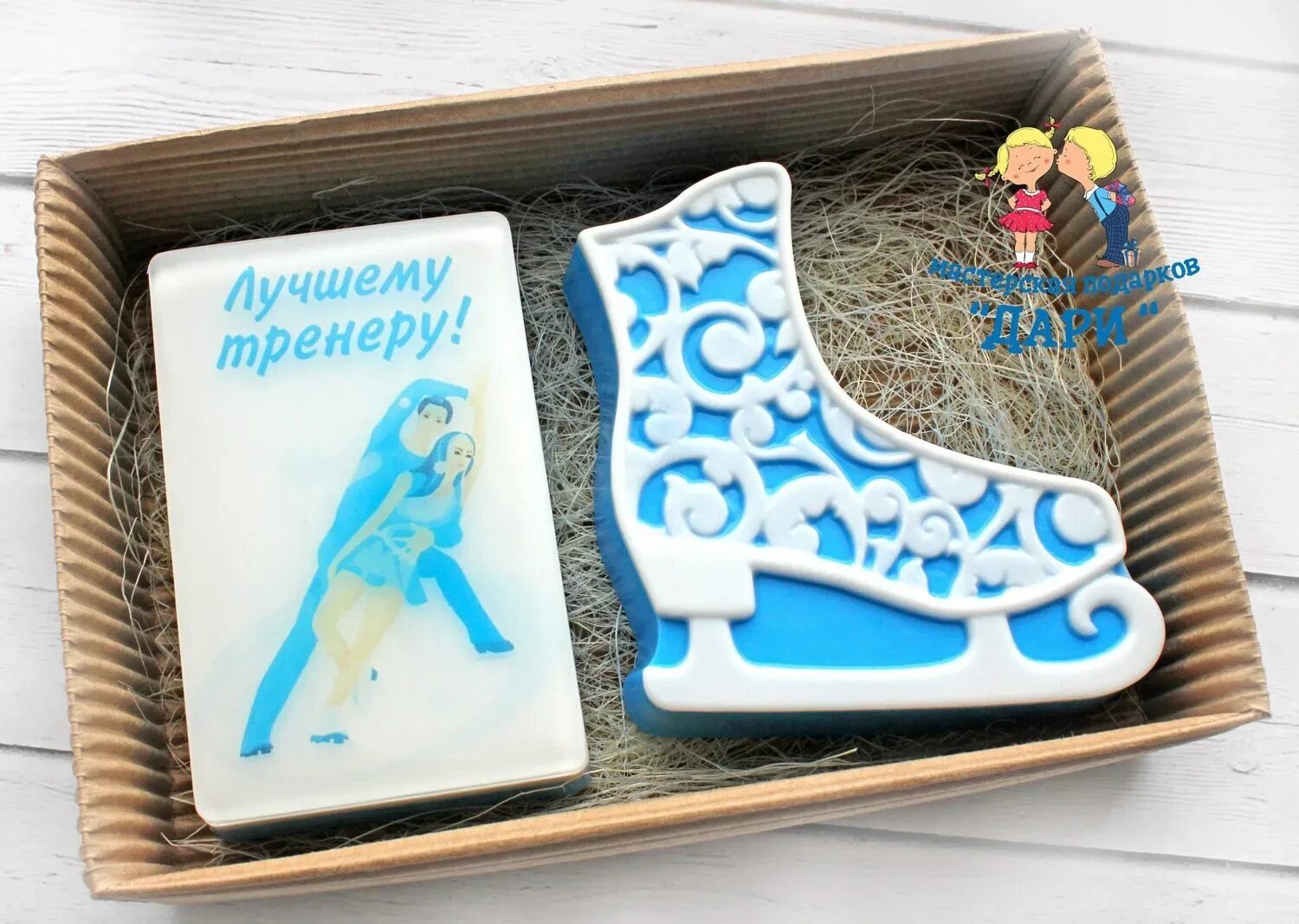 С днем тренера фигурное катание открытки. Фигурные коньки из мастики. С днем рождения тренера по фигурному. С днём рождения тренеру по фигурному катанию открытка. Торт фигуристу.