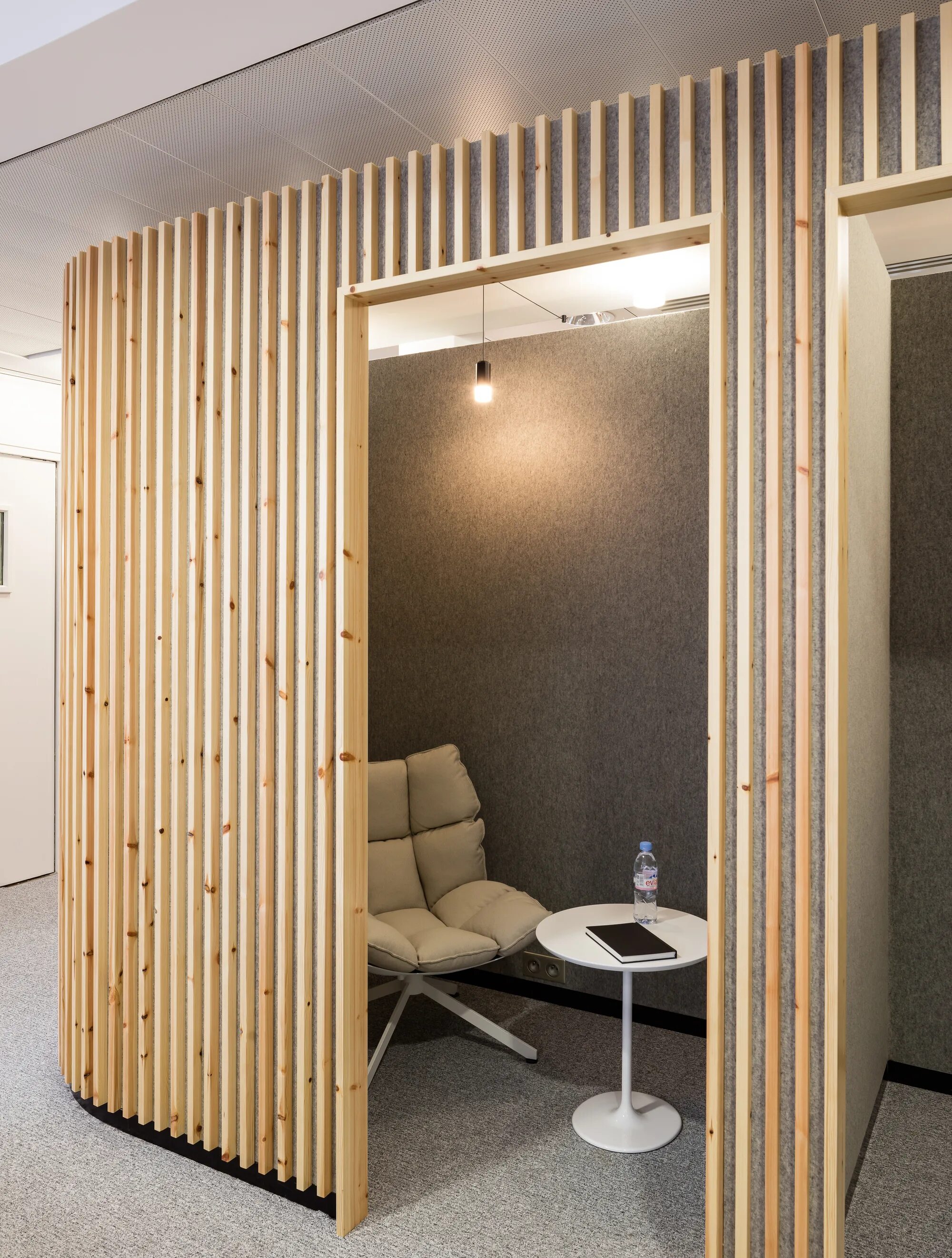 Перегородки джильда. Зонирование деревянными рейками. Перегородки для зонирования. Декоративная перегородка из реек. Реечная перегородка sofia.