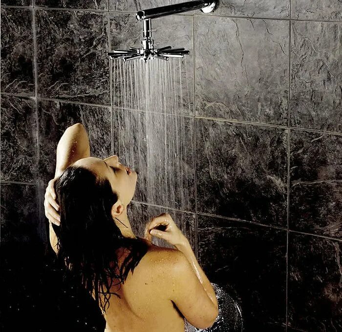 Красивые девушки в душе. Девушка в душе фотосессия. Девушки моются в душевой. Под душем. Горячая страсть в душе