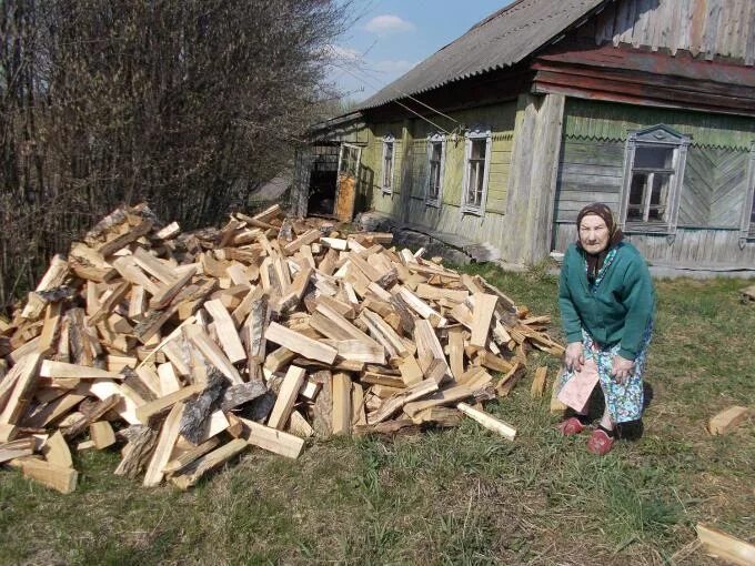 Дрова в деревне. Бабушка с дровами. Дрова в доме. Старые дрова.