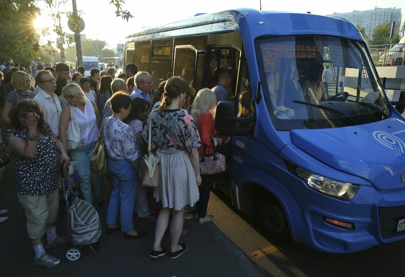 Очередь на маршрутку. Микроавтобус битком. Полный автобус людей. Переполненный общественный транспорт.