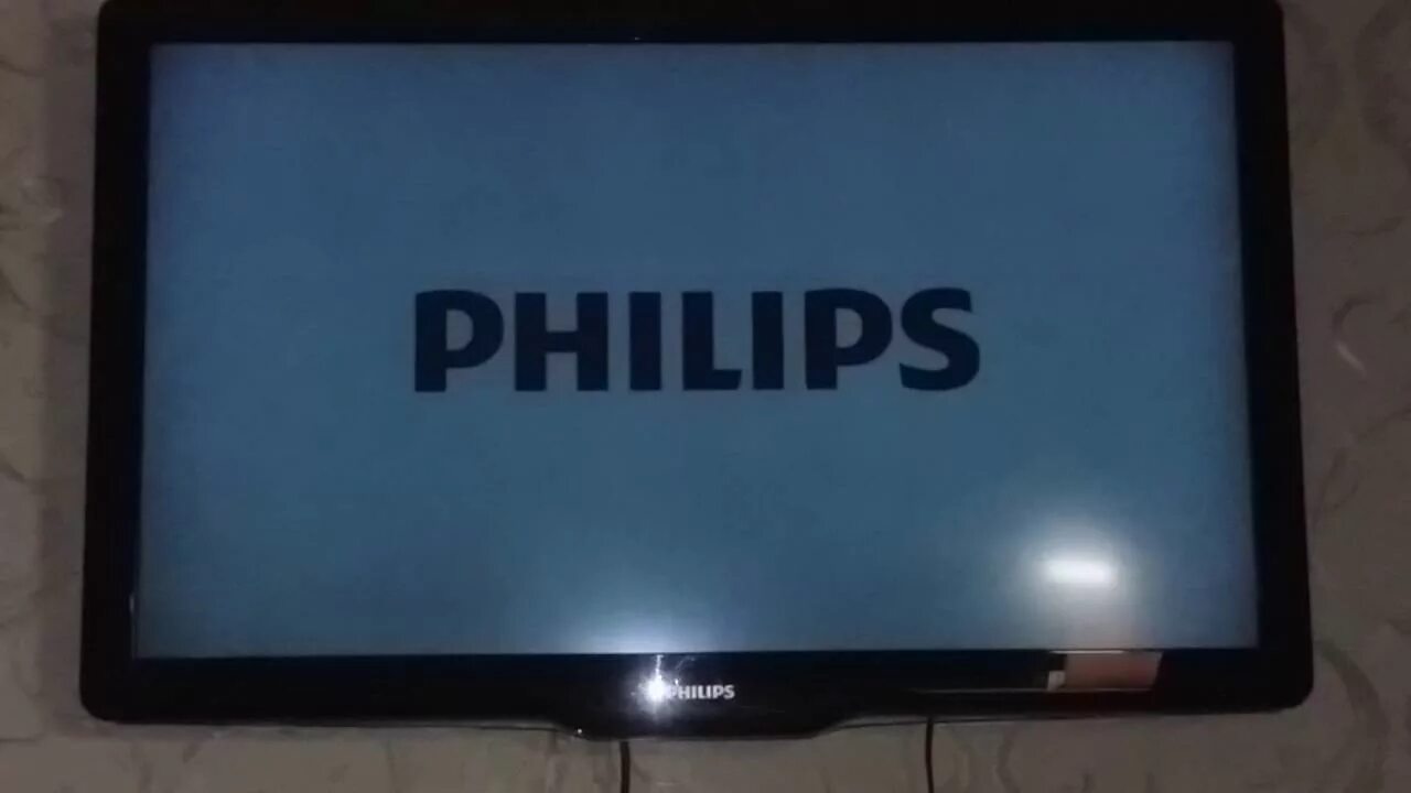 Как включить телевизор без пульта с помощью. Телевизор Philips без кнопок. Включенный телевизор. Телевизор Филипс без кнопок на телевизоре. Как включить телевизор Филипс без пульта.