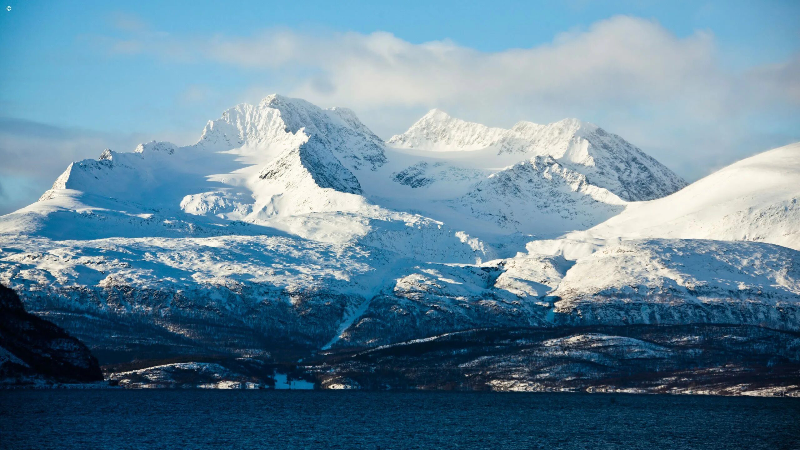 Arctic norway. Небо Арктики. Белуха гора фото обои 2560х1080.