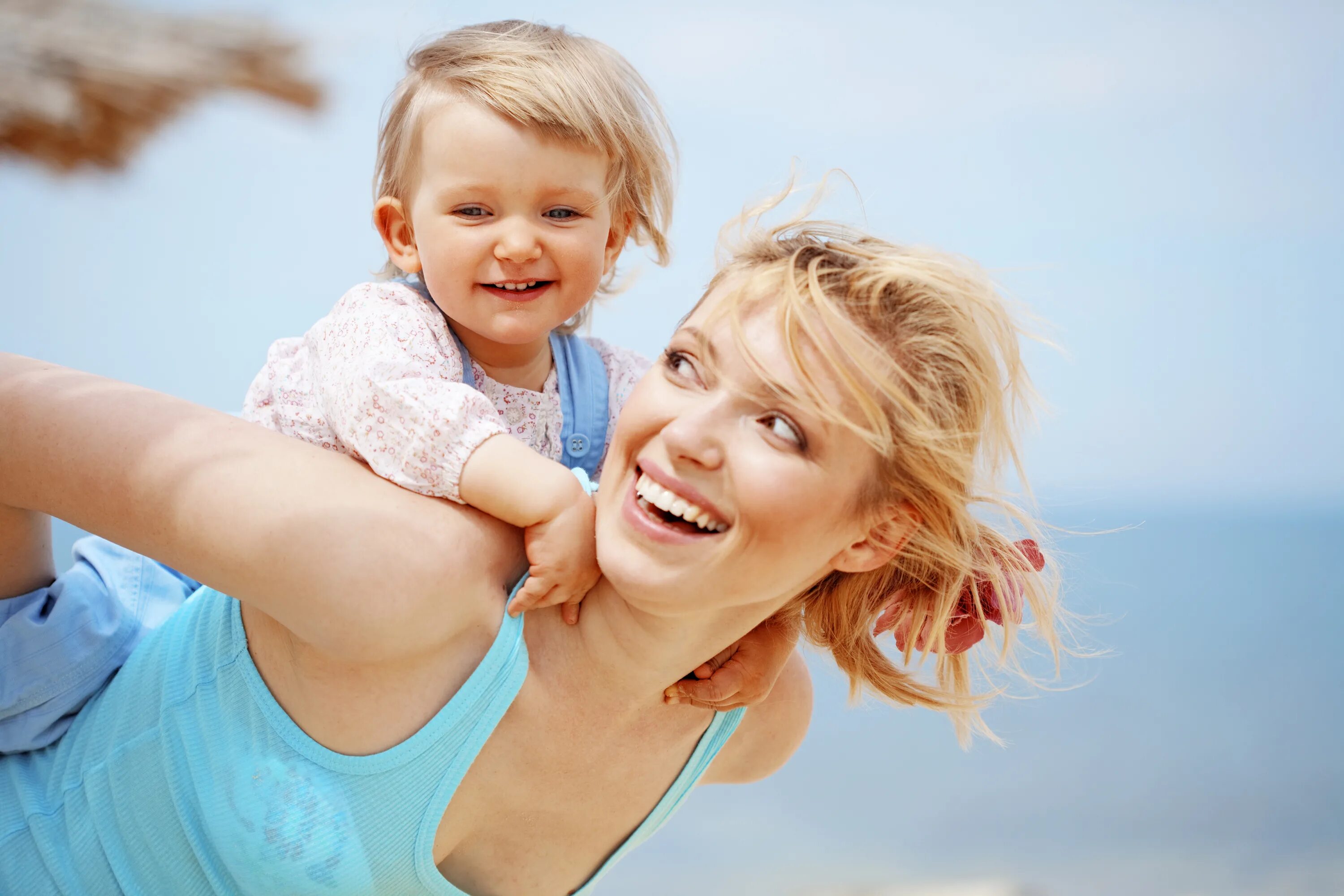 Mom and child. Женщина с ребенком. Счастливая мама с ребенком. Счастливый ребенок c vfvj. Мамочка со счастливым ребенком.