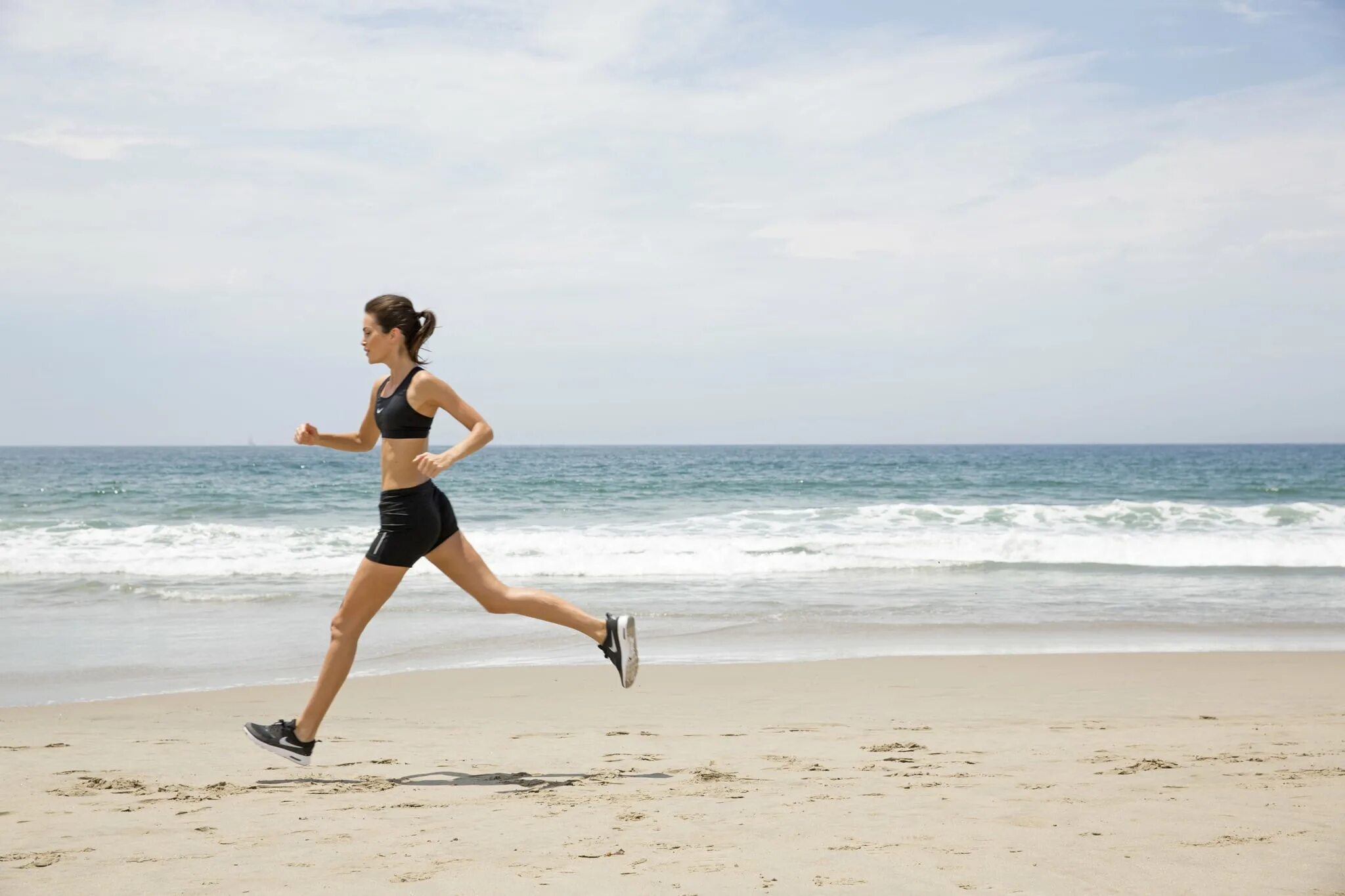 You often do sport. Девушка бежит. Спортивная девушка бежит. Девушка на пробежке. Девушка убегает.