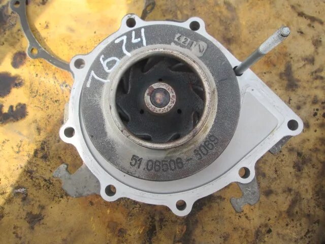 Помпа ман тга д2876. Водяной насос ман тгл 12. Ман д2066 помпа. Насос водяной man d0826. Помпа man d2866.