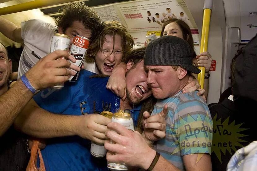 Студенческая вечеринка. Пьяные вечеринки студентов. Студенты выпивают. Пьяные американские студенты. Алкоголизм среди молодежи.