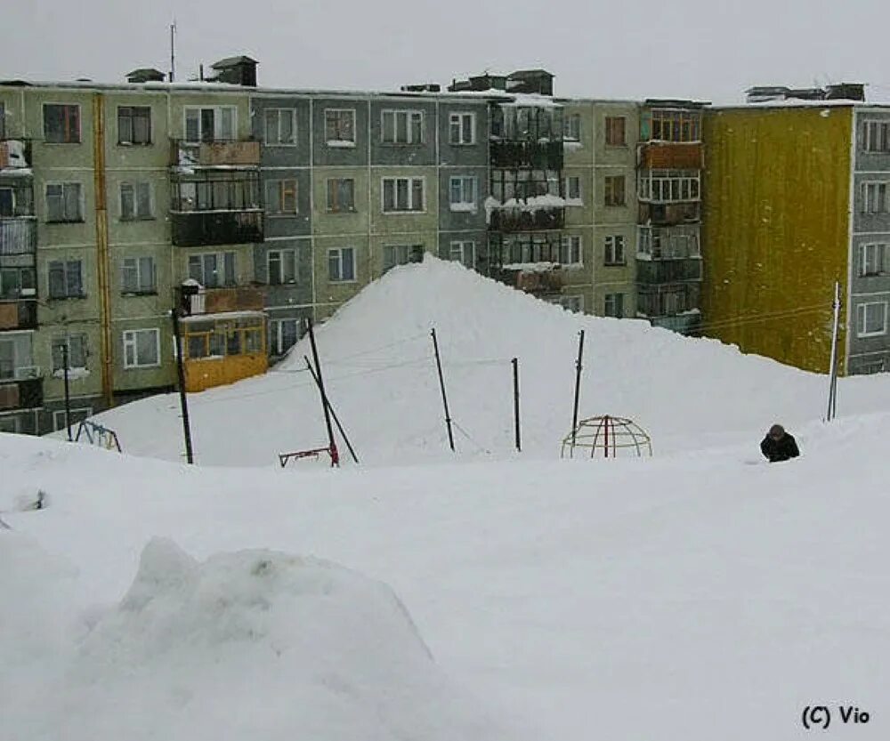 После пурги. Петропавловск-Камчатский сугробы. Петропавловск-Камчатский пятиэтажки. Снег в Петропавловске-Камчатском. Снег на Камчатке.