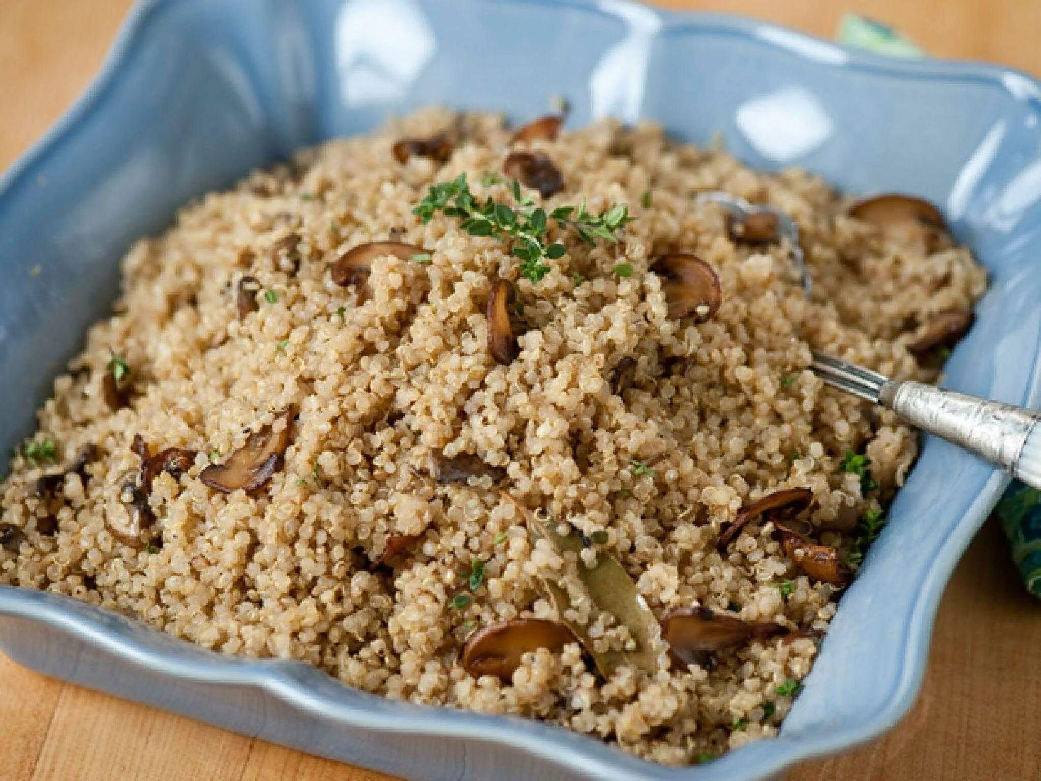 Quinoa крупа. Киноа гарнир. Киноа каша. Каша из семян киноа.