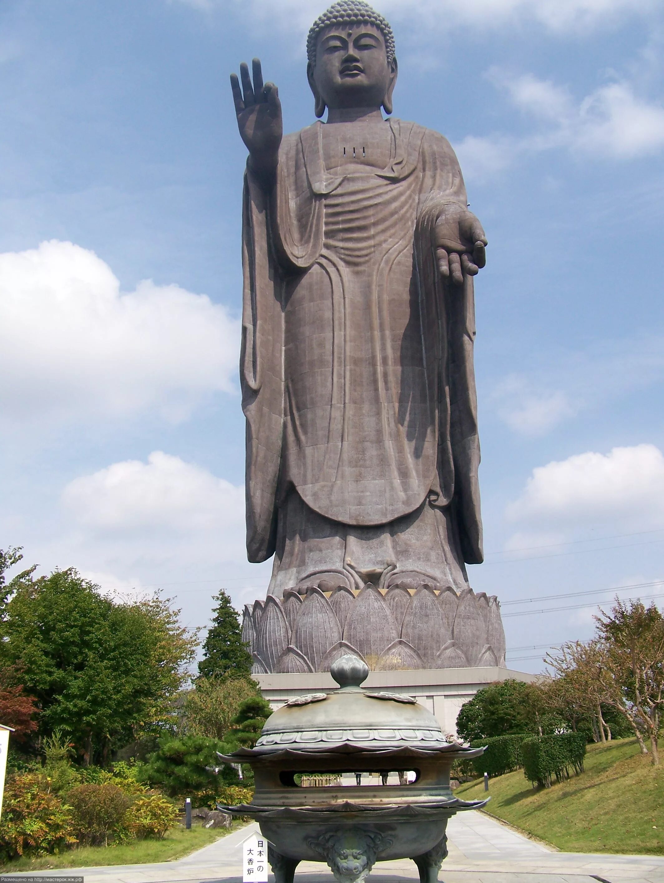 Большие статуи. Статуя . Дайбуцу Усику — статуя Будды. Статуя Будды Амитабхи в Японии. Дайбуцу Усику Япония. Лечжун-Сасачжа.