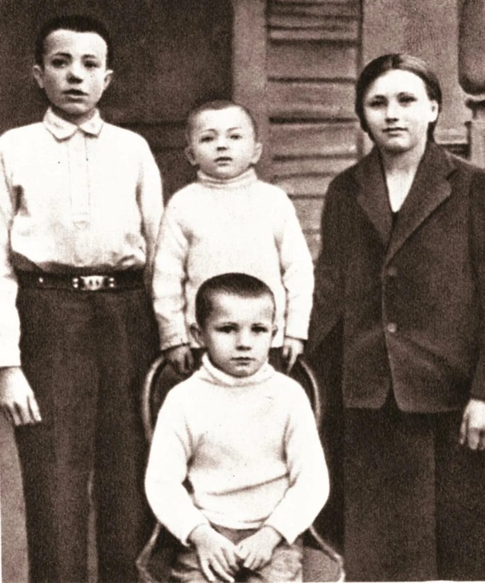 Сколько братьев и сестер у гагарина. Семья Юрия Гагарина в детстве. Семья Юрия Гагарина мать отец братья.