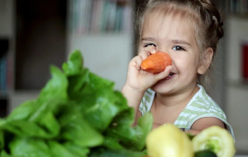 Самый маленький овощ. Фото малыша с овощами. Мальчик кушает овощи для зрения. Авокадо для детей. Фото ребенок взвешивает овощи.