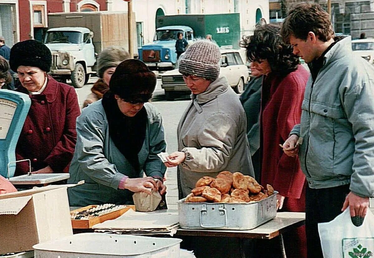 Ссср 90 годы. Россия 1992 год. Уличная торговля в СССР. Уличная торговля 90-е. Торговля в 90 годы в России.