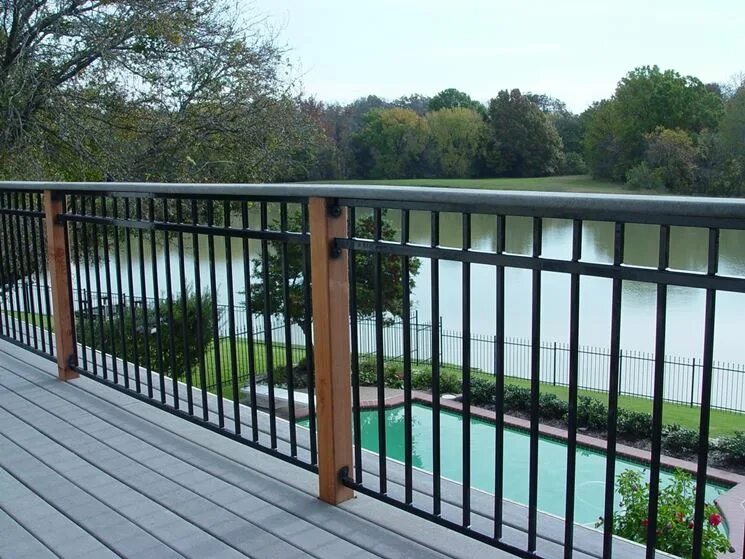 Открытые деревянные ворота. Калитка на ограждение на веранду. Потайной проход в деревянном заборе. Ворота на веранду. Калитка на веранду.