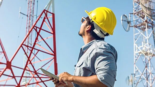 Telecommunication engineer. Telecommunications engineering. Телекоммуникации город. Монтажник сотовых вышек. Инженер связи.