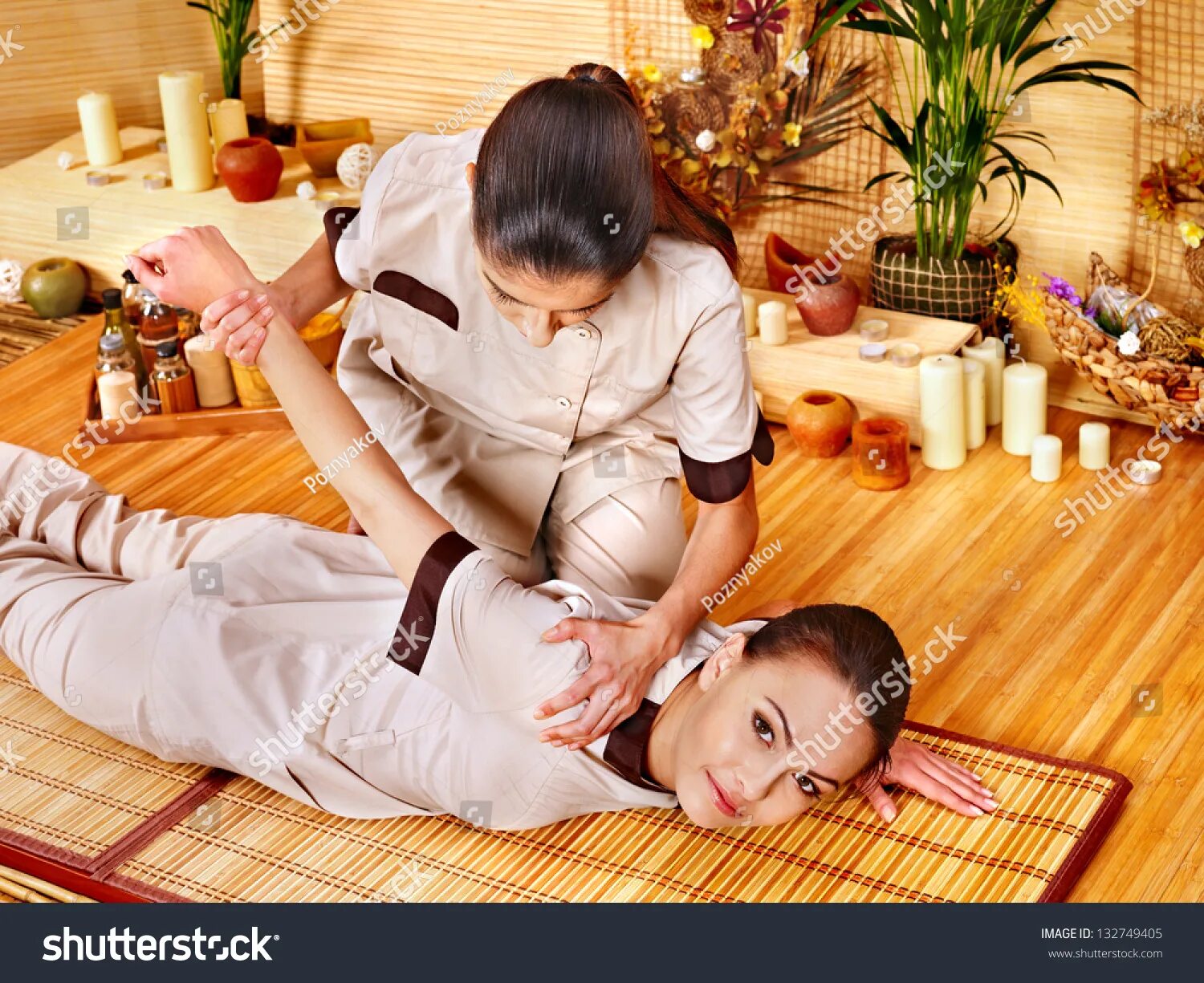 Traditional massage parlor. Тайский массаж. Традиционный тайский массаж. Йога массаж. Тайский массаж растяжка.