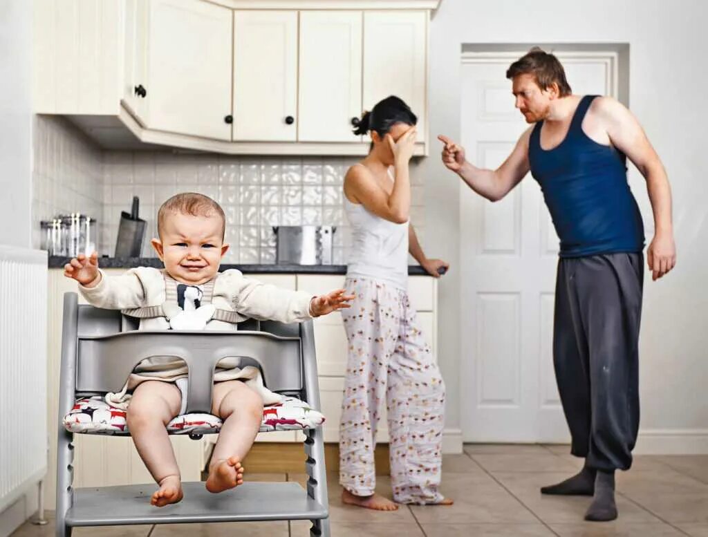 семья где женщина главная. мужчина в доме!. противостояние мужчины и женщины. семья где женщина главная. мужчина домохозяйка.