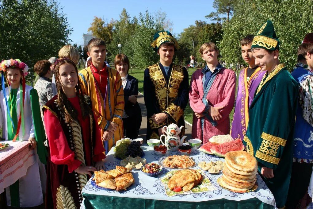 Традиции народов кавказа гостеприимство. Гостеприимство народов. Татарский праздник кызыл йомырка. Русское гостеприимство традиции и обычаи. Сабантуй у башкиров.