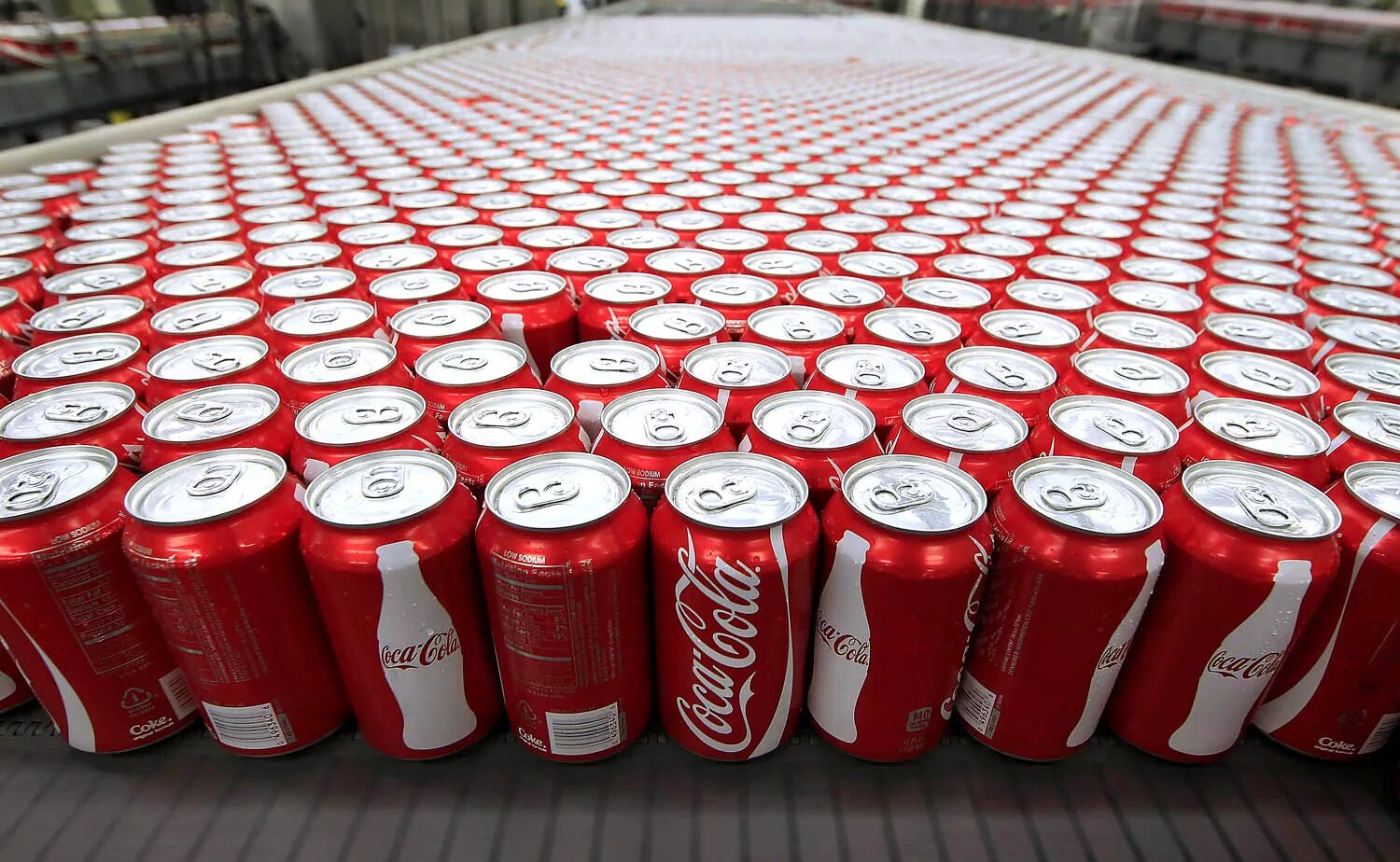 Coca Cola 330 мл. Кока кола в банке. Много Кока колы. Много банок Кока колы. Больших количествах газировки