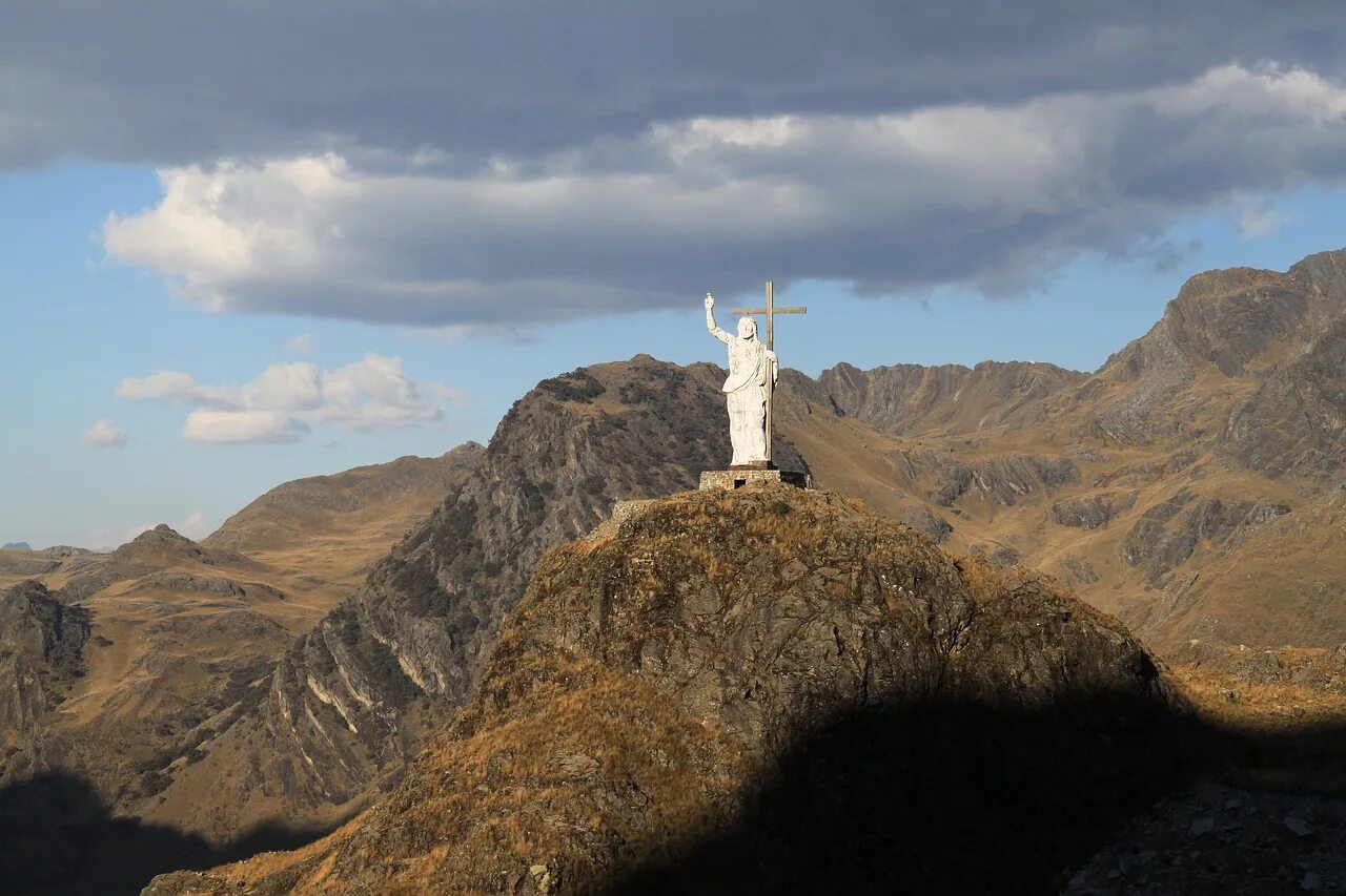 Гора голгофа в иерусалиме. Гора иисуса христа в иерусалиме. Голгофский крест иисуса христа. Иисус на горе елеонской. Иисус на горе.
