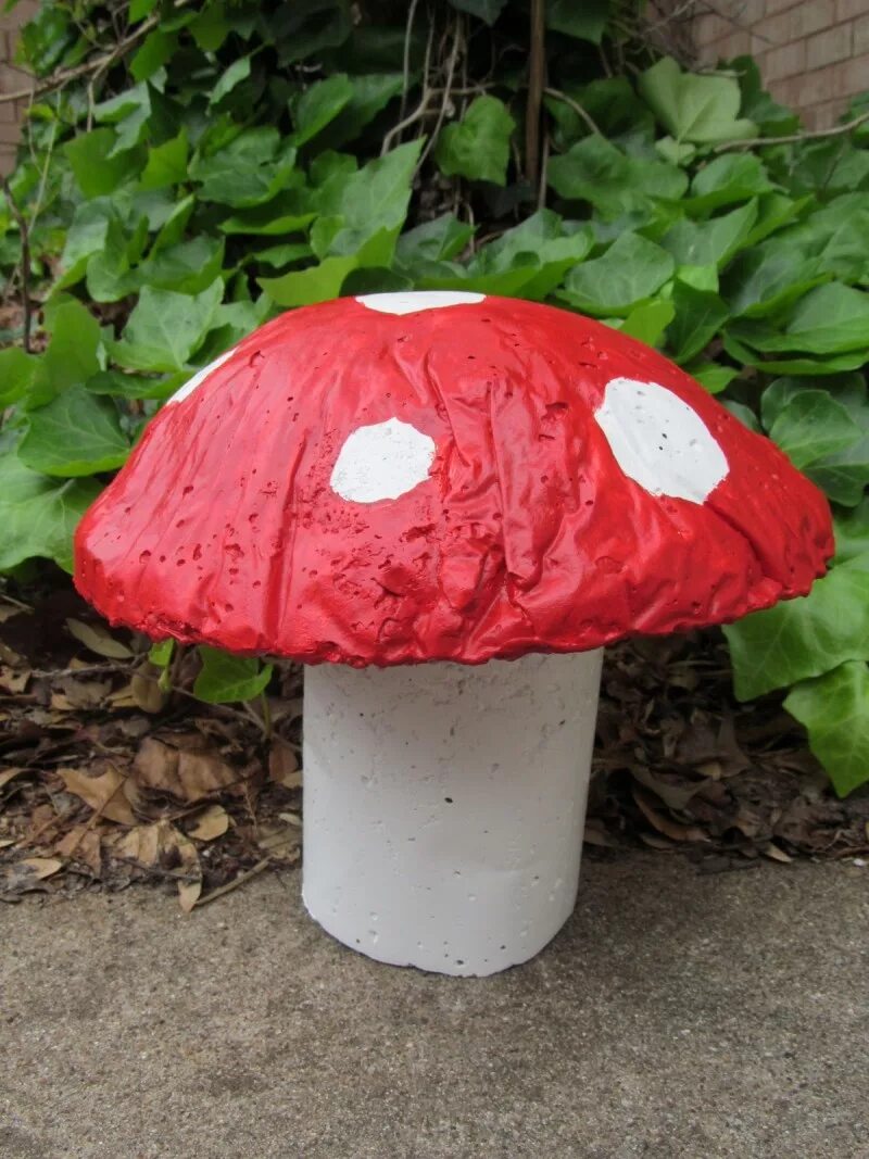 Сделать большой гриб. Гриб папье маше поделка. Грибы из подручных материалов. Гриб из монтажной пены. Гриб из монтажной пены.