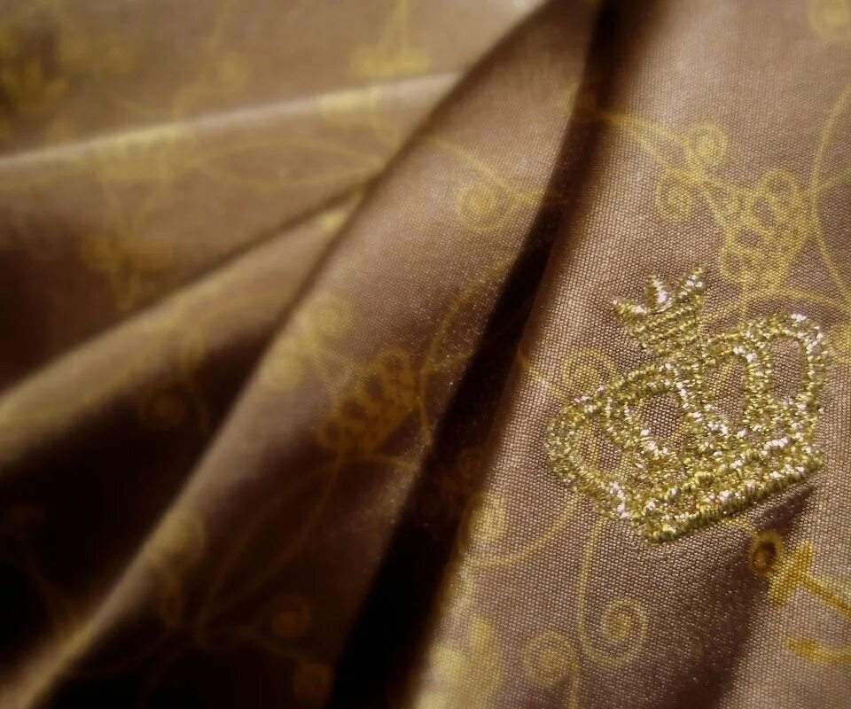 Королевское черное золото. Ткань с коронами. Коричневый с золотом. Золотая ткань. Ткань с золотой вышивкой.