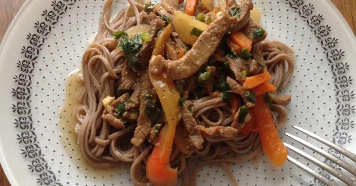 Лапша соба с овощами. Кукпад лапша. гречневая лапша с говядиной и овощами. лапша соба. соба с говядиной и овощами.