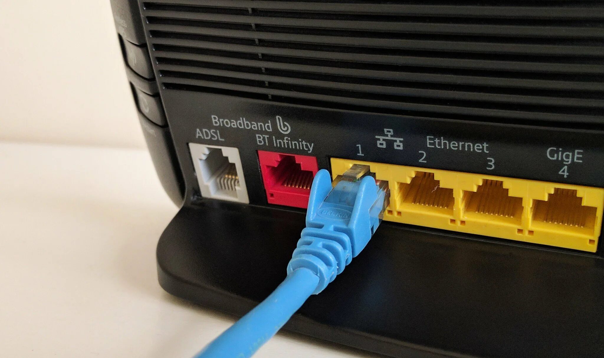 Покрытие роутера wifi. Ethernet порт в роутере. роутер покрытие. порт для интернета сломался. adsl vs ethernet.