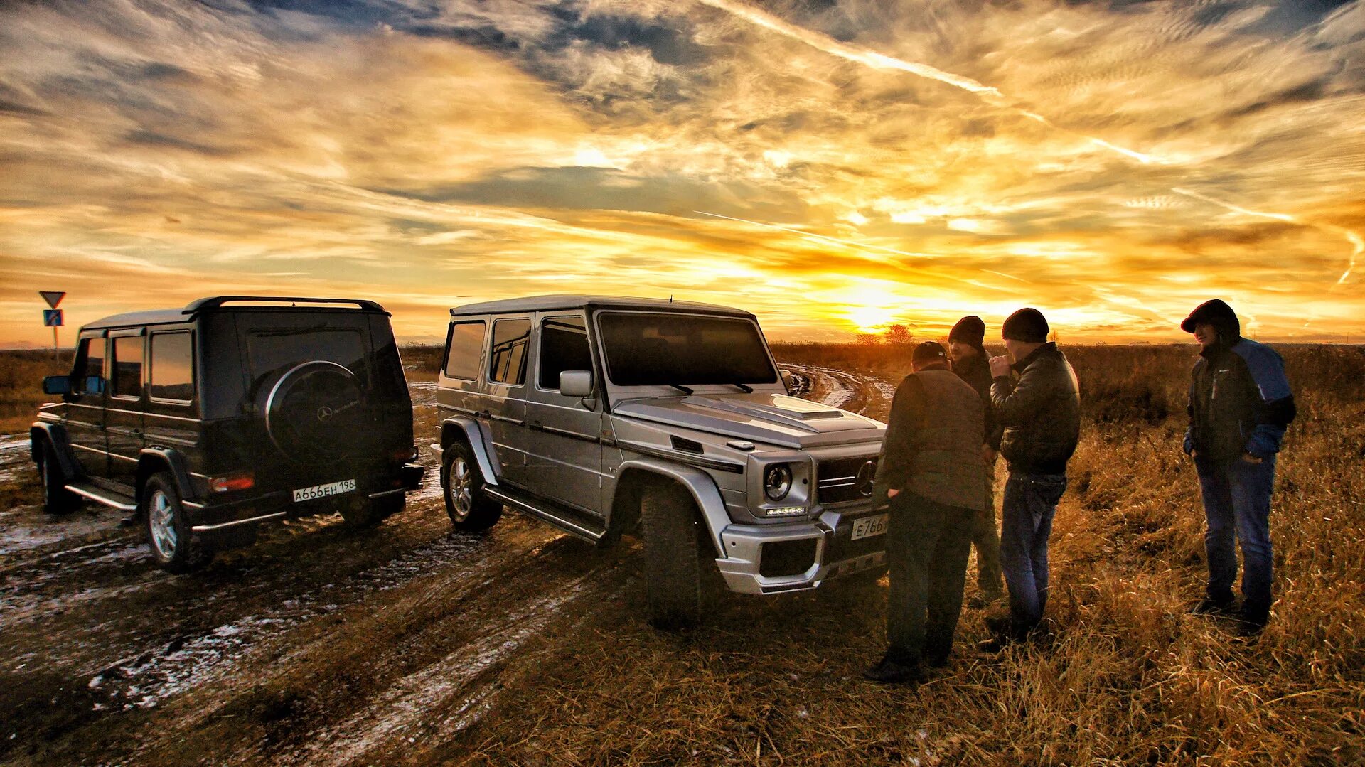 Гелик мелстроя. Mercedes g63 AMG Бандитский. Мерседес g63 золотой. Гелендваген а4. Mercedes g-class на закате.