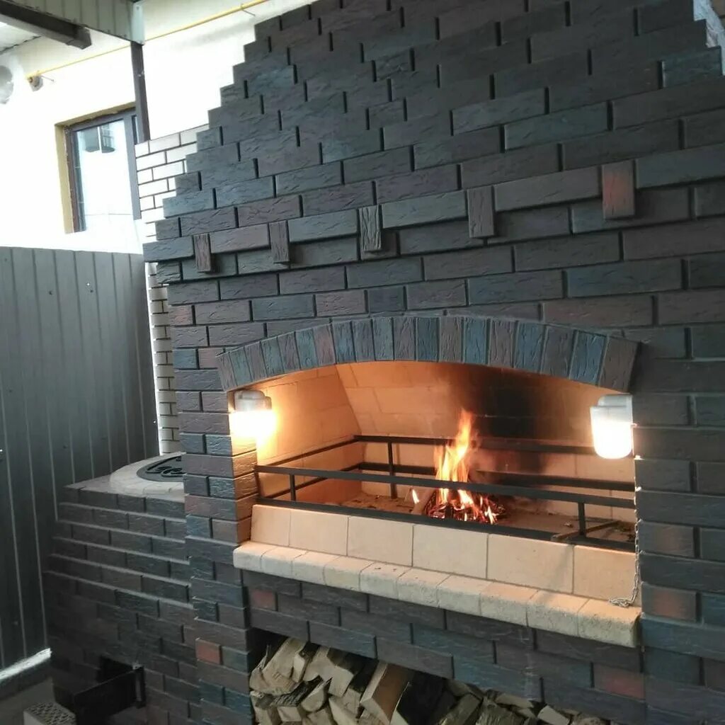 деревянный домик внутри. подвесной камин в интерьере загородного дома. печь камин в скандинавском стиле. камин в гостиной со вторым светом. свет печь.