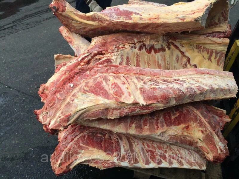 Туша быка. Туша быка. Мясо туша полутуша четвертина. Мясо крупного рогатого скота. Мясо туша полутуша четвертина.
