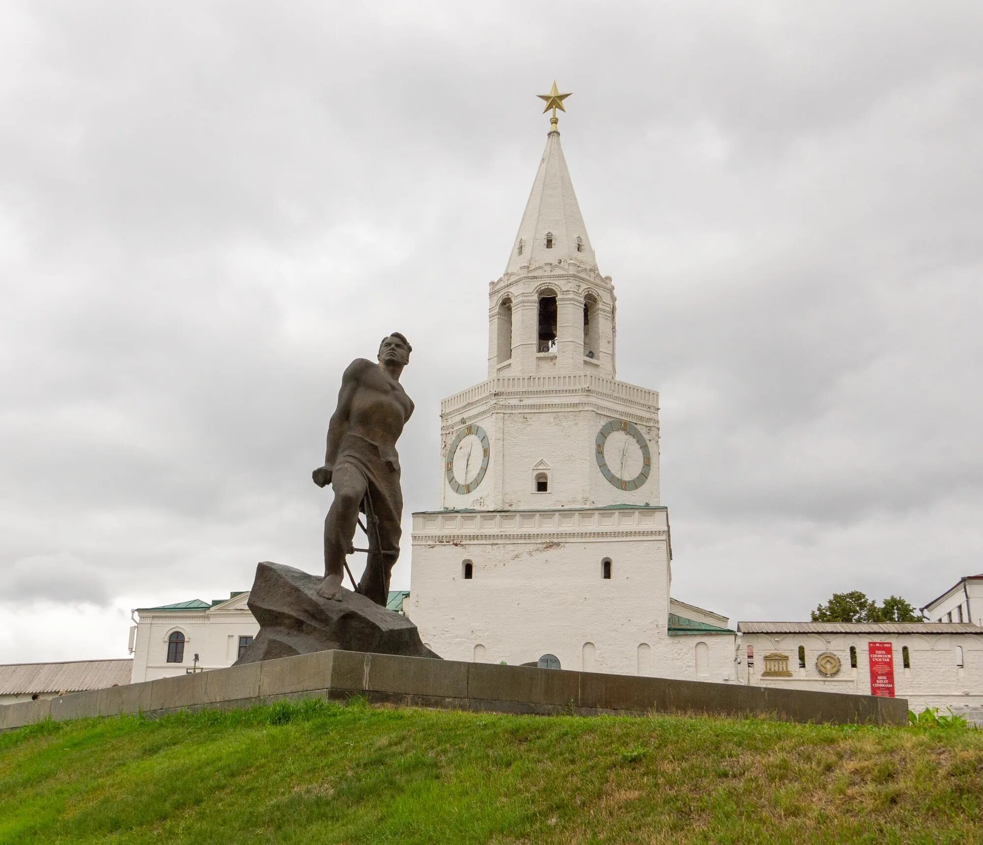 Памятник у Казанского Кремля. Спасская башня Казанский Кремль. Казанский Кремль площадь 1 мая. Казанская Спасская башня памятник Джалилю.