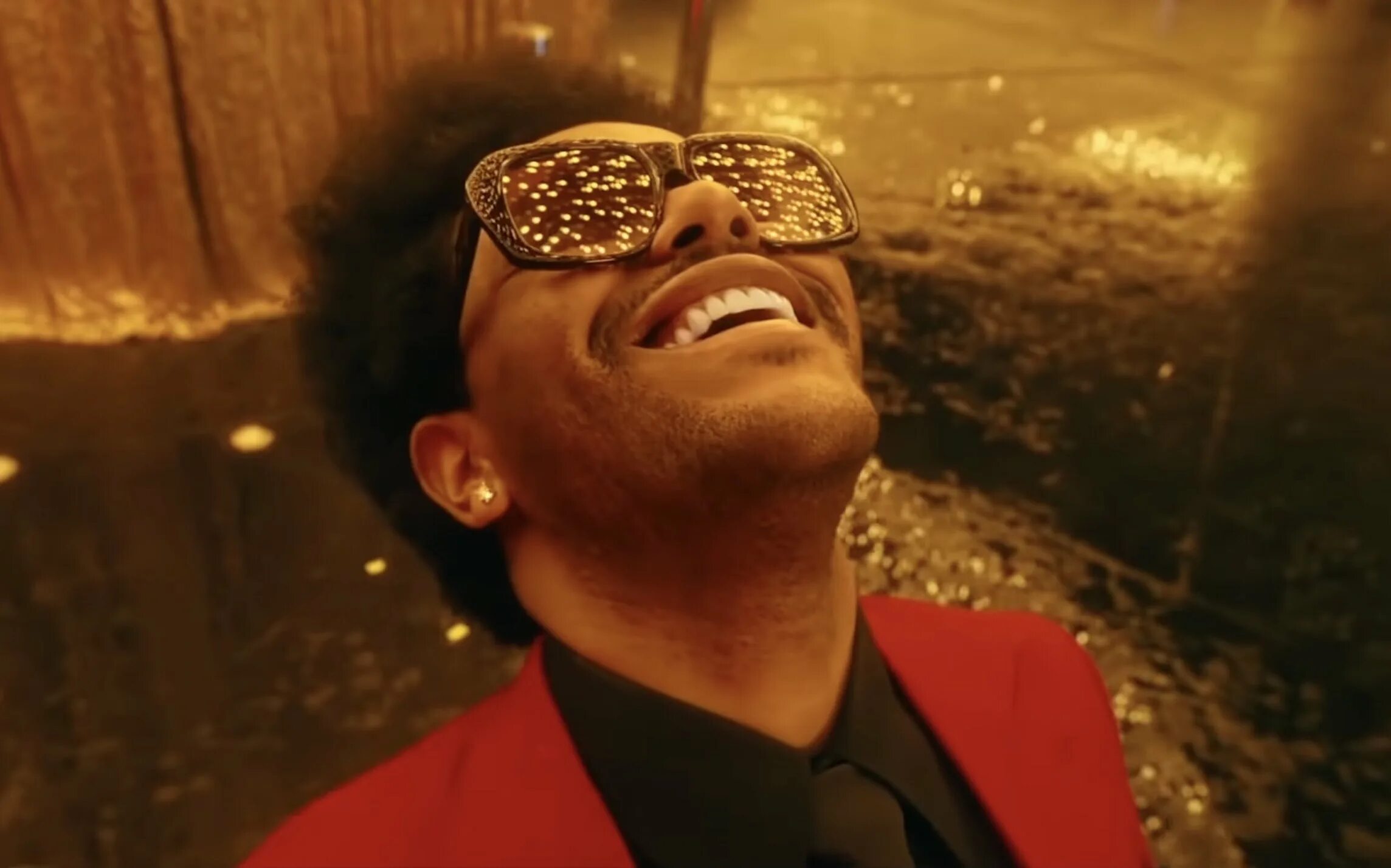 The Weeknd Blinding Lights. The Weeknd 2022 певец. The Weeknd Blinding Lights Мем. The Weeknd певец 2020.