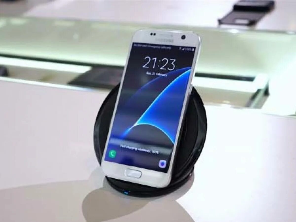 Телефон самсунг медленная зарядка. Самсунг галакси s8+зарядник. Samsung s21 Fe fast charge. Калонки с зарядкой для гелакси s7 Эдж. Беспроводная зарядка самсунг.